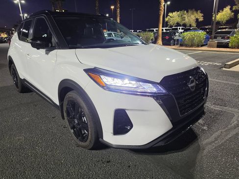 Used 2023 Nissan Kicks SR w/ SR Premium Package FWD image 3