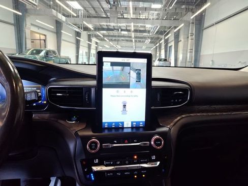 Used 2020 Ford Explorer Platinum w/ Premium Technology Package AWD/4WD image 16