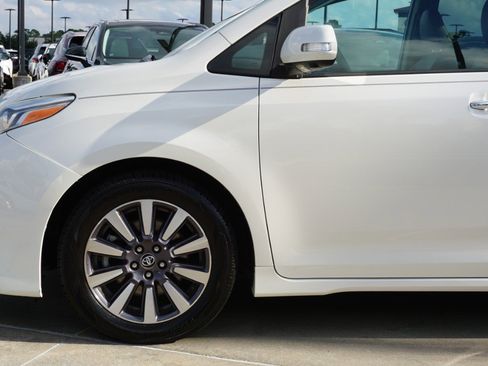 Used 2020 Toyota Sienna Limited Premium image 9