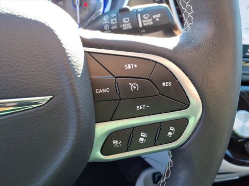 Used 2023 Chrysler Pacifica Touring-L image 22