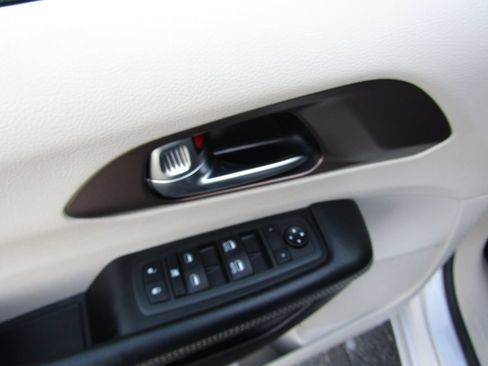 Used 2022 Chrysler Voyager LX FWD image 27
