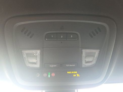 Used 2022 Chevrolet Traverse LT image 32