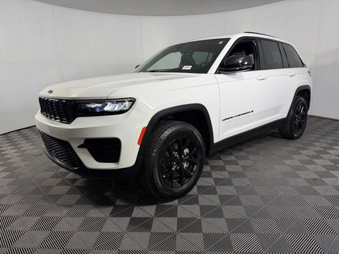 Used 2025 Jeep Grand Cherokee Altitude image 10