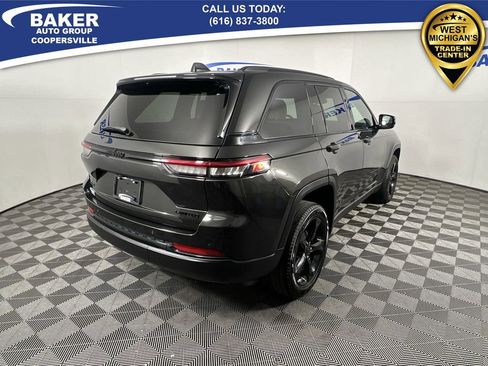 Used 2024 Jeep Grand Cherokee Limited w/ Black Appearance Package image 9