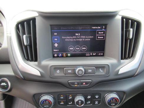Used 2024 GMC Terrain SLE w/ Driver Convenience Package FWD image 27