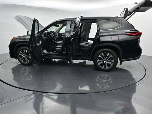 Used 2022 Toyota Highlander XLE AWD/4WD image 45