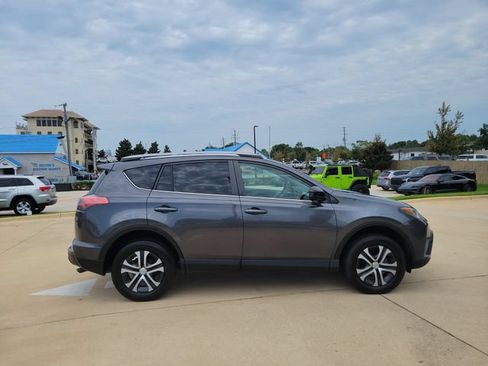 Used 2018 Toyota RAV4 LE FWD image 9