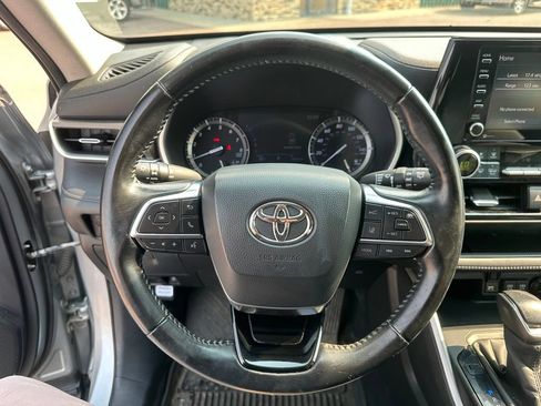 Used 2020 Toyota Highlander XLE AWD/4WD image 14