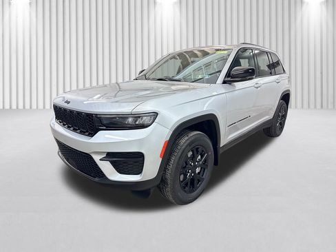New 2025 Jeep Grand Cherokee Laredo image 10