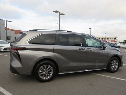 Certified 2026 Toyota Sienna XLE image 13