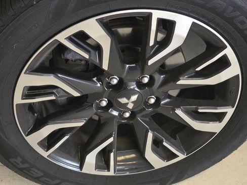 Used 2018 Mitsubishi Outlander 4WD Plug-In Hybrid image 15