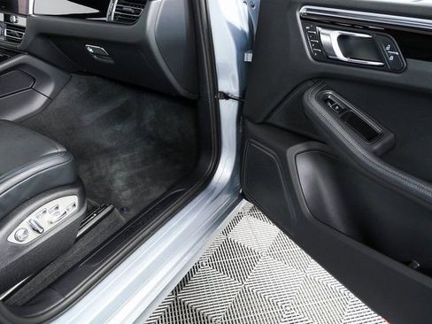 Certified 2023 Porsche Macan image 25