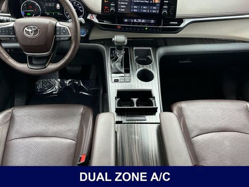 Used 2023 Toyota Sienna Platinum FWD image 17
