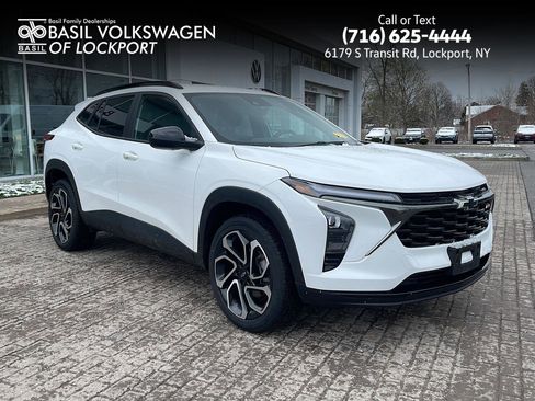 Used 2025 Chevrolet Trax RS image 1