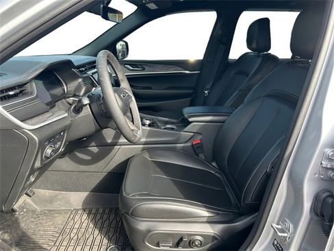 Used 2025 Jeep Grand Cherokee Limited 4xe image 4