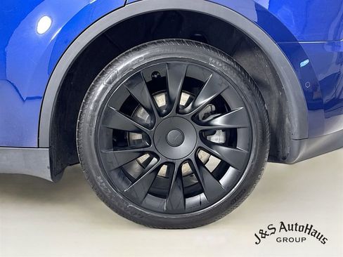 Used 2022 Tesla Model Y Long Range image 38