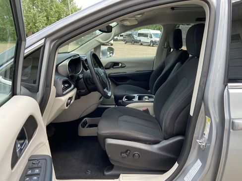 Used 2021 Chrysler Pacifica Touring image 11