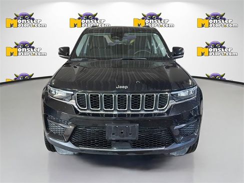 Used 2023 Jeep Grand Cherokee Laredo image 2