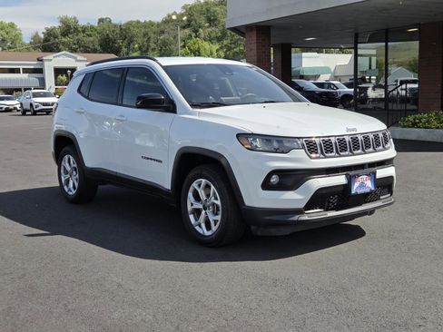 Used 2025 Jeep Compass Latitude AWD/4WD image 3