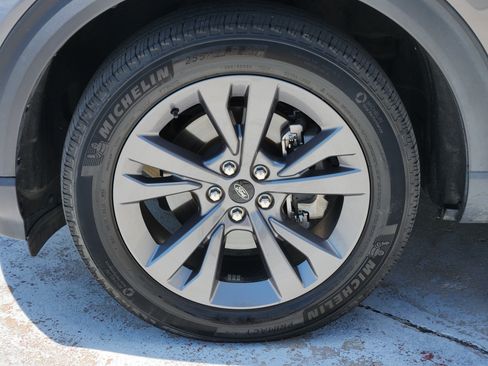 Used 2023 Ford Explorer XLT w/ Equipment Group 202A AWD/4WD image 15