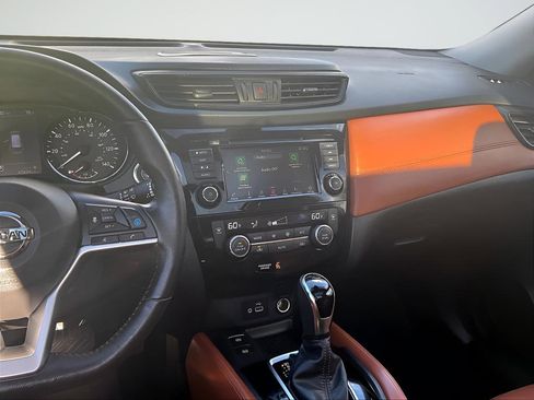 Used 2018 Nissan Rogue SL w/ Premium Package image 16