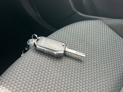 Used 2025 Kia Soul LX w/ LX Technology Package FWD image 21