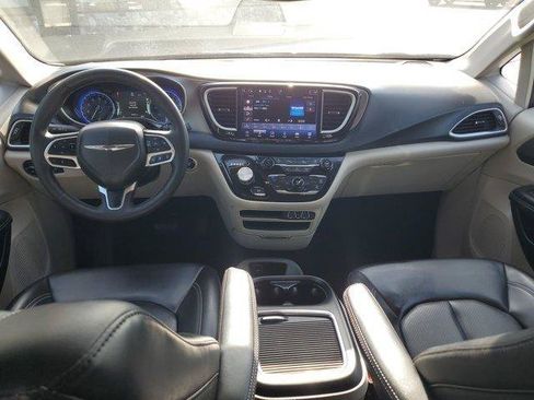 Used 2023 Chrysler Pacifica Touring-L FWD image 11