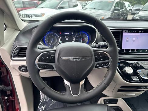 Used 2023 Chrysler Pacifica Touring-L FWD image 15