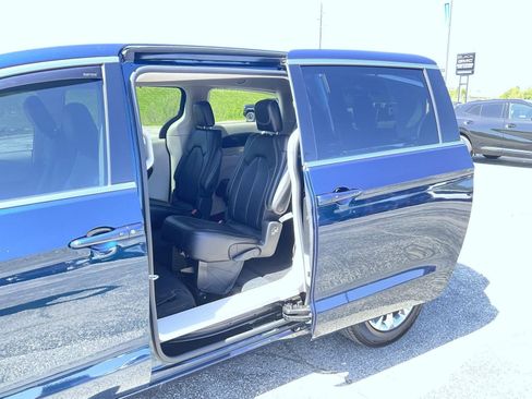 Used 2023 Chrysler Pacifica Touring-L AWD/4WD image 21