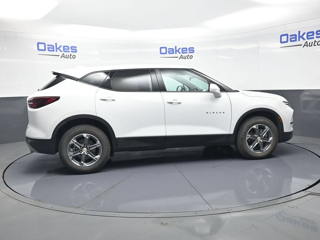 Used 2025 Chevrolet Blazer LT AWD/4WD image 8