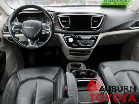 Used 2017 Chrysler Pacifica Touring-L image 11