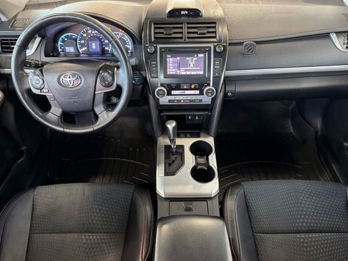 Used 2014 Toyota Camry Hybrid image 3