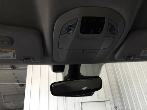 Used 2021 Chrysler Pacifica Touring-L FWD image 27