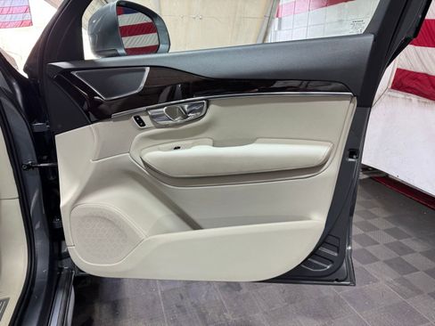 Used 2017 Volvo XC90 T6 Momentum w/ Vision Package image 22