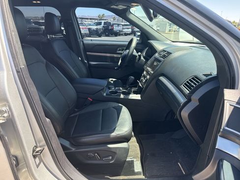 Used 2018 Ford Explorer XLT w/ Equipment Group 202A AWD/4WD image 13