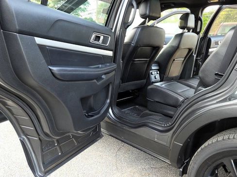 Used 2017 Ford Explorer XLT w/ Equipment Group 202A AWD/4WD image 30