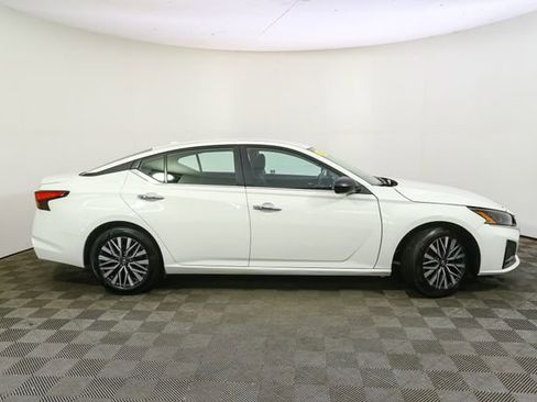 Used 2025 Nissan Altima 2.5 SV image 12
