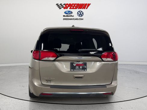 Used 2018 Chrysler Pacifica Touring-L FWD image 7