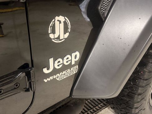 Used 2018 Jeep Wrangler Unlimited Sport image 9