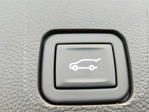 Used 2023 Chevrolet Traverse RS FWD image 15