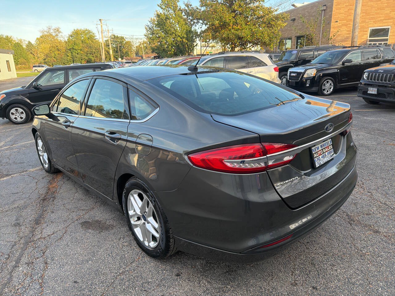 Used 2017 Ford Fusion SE FWD image 4