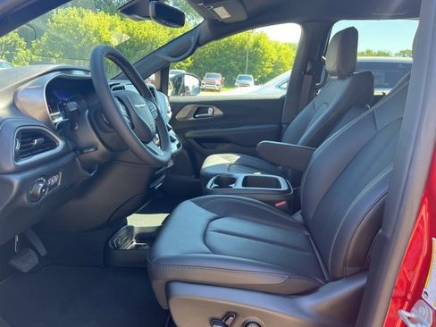New 2026 Chrysler Pacifica Select image 9