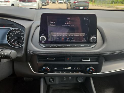 Used 2025 Nissan Rogue SV AWD/4WD image 14