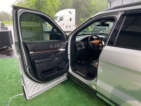 Used 2019 Ford Explorer Limited w/ Ford Safe & Smart Package FWD image 31