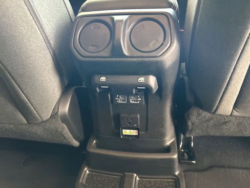 Used 2025 Jeep Wrangler Unlimited Sahara image 30