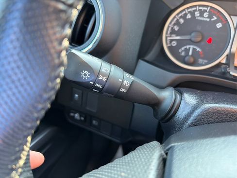 Used 2020 Toyota Tacoma SR5 AWD/4WD image 15