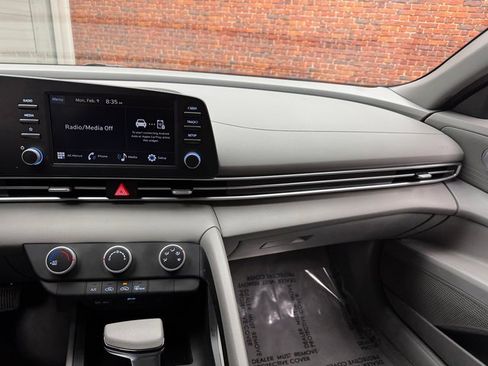 Used 2025 Hyundai Elantra SE image 17