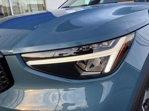 Used 2025 Volvo XC40 B5 Plus image 9