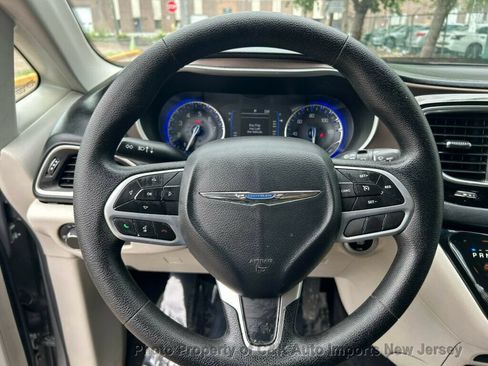 Used 2020 Chrysler Voyager L FWD image 40