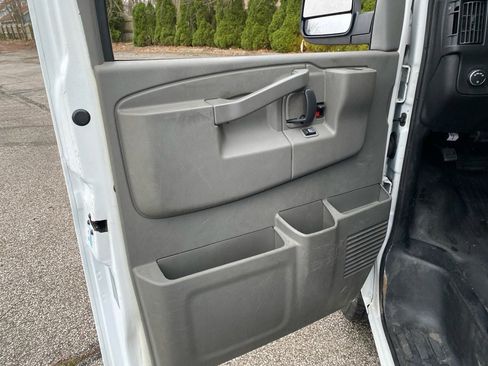 Used 2016 Chevrolet Express 2500 image 10